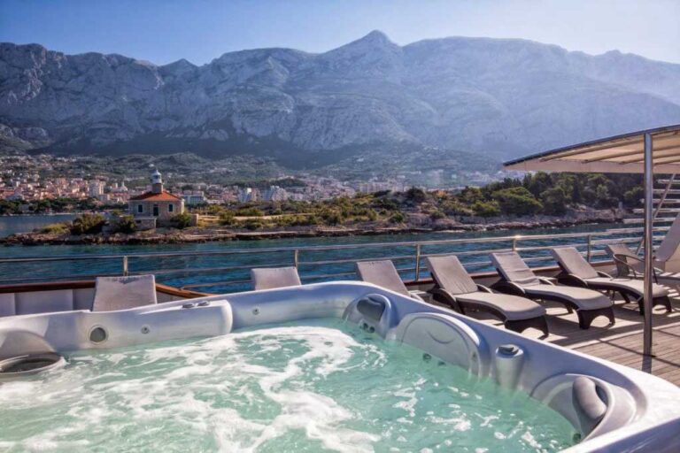 croatia-Ship-Ameneties-1-hot-tub